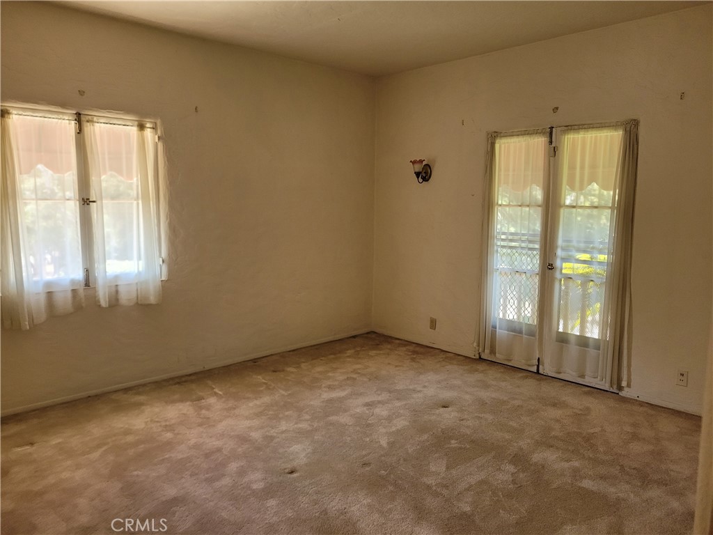 655 Westgate Street Pasadena, CA 91103 - Photo 8 of 20 an empty room with windows