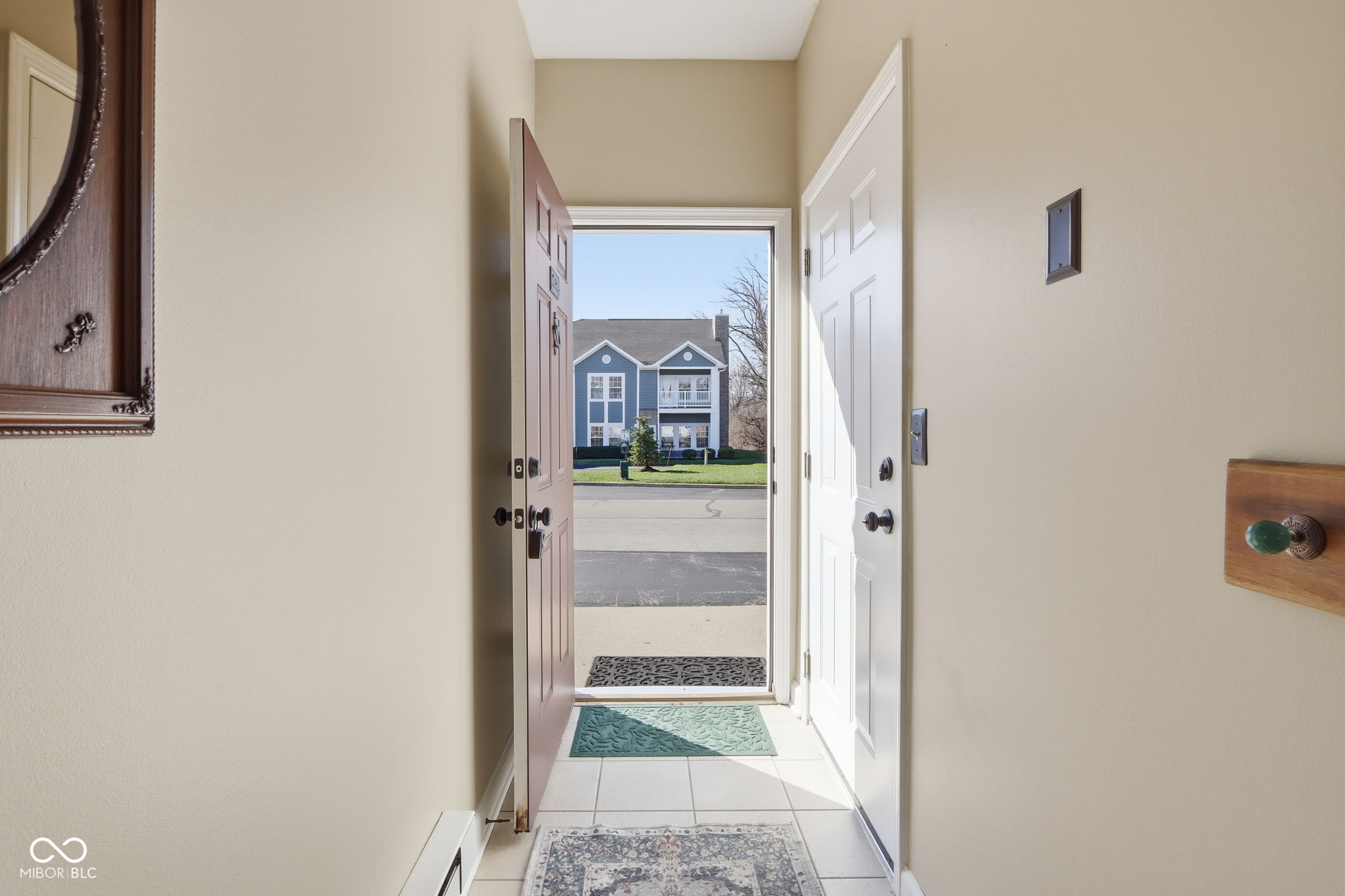 1232 Shadow Ridge Road Indianapolis, IN 46280 - Photo 3 of 32