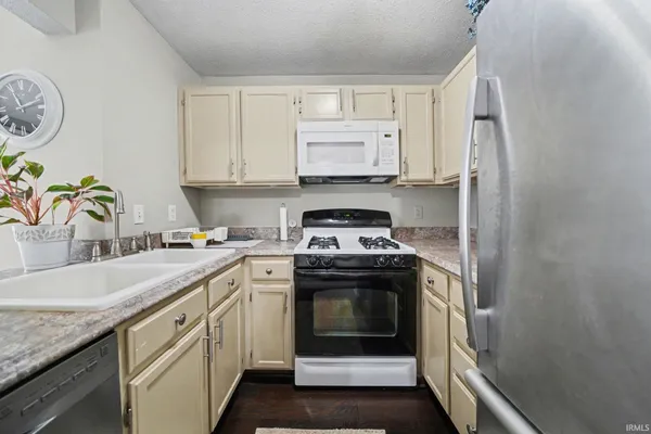 $315,000 | 1433 North Oakhill Drive, South Bend, IN 46637