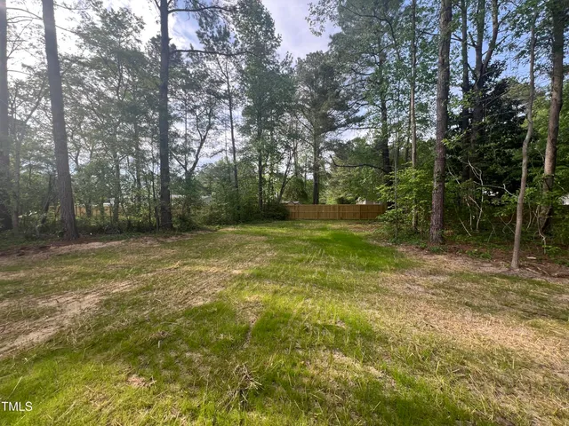 a view of a house with backyard