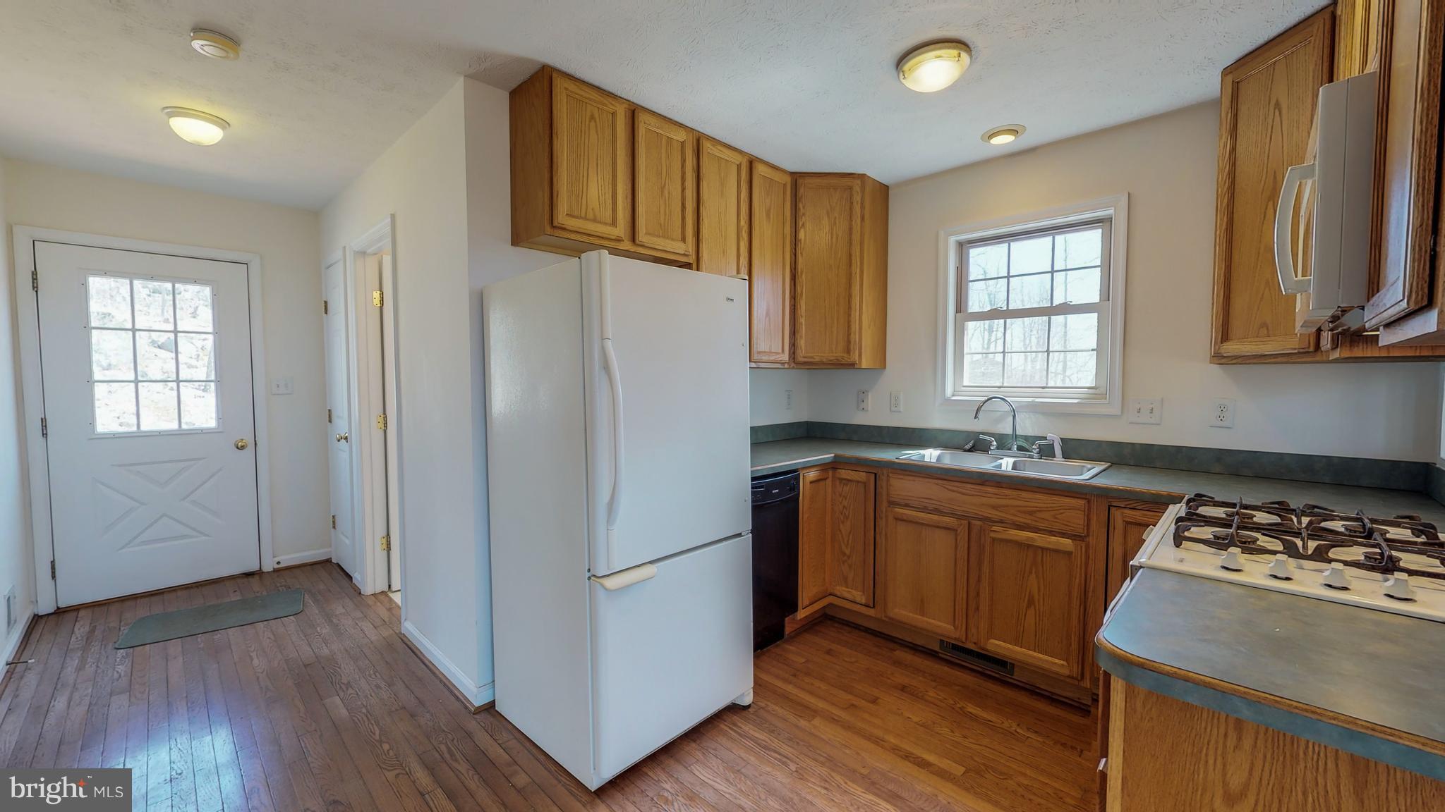 91 Mountain Top Road Front Royal, VA 22630 - Photo 6 of 35 Foyer and kitchen
