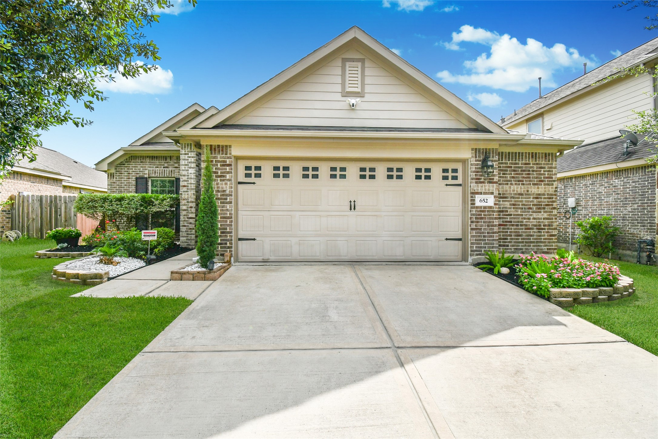 652 Maple Point Drive East Conroe, TX 77301 - Photo 2 of 35