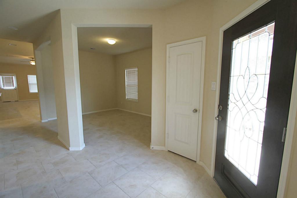 722 Mill Spring Court Rosenberg, TX 77469 - Photo 4 of 11 Foyer.