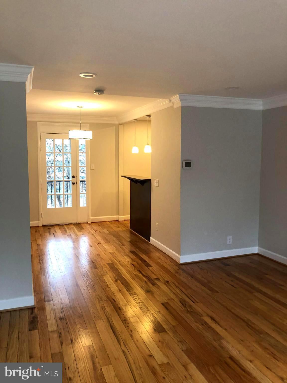 4920 29th Road South Arlington, VA 22206 - Photo 4 of 10 Living Room