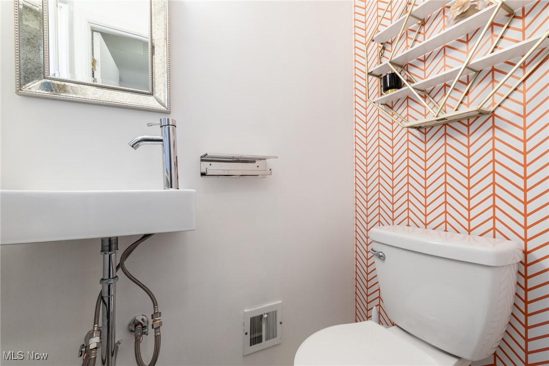 2536 Traymore Road Cleveland, OH 44118 - Photo 16 of 29 Bathroom with toilet