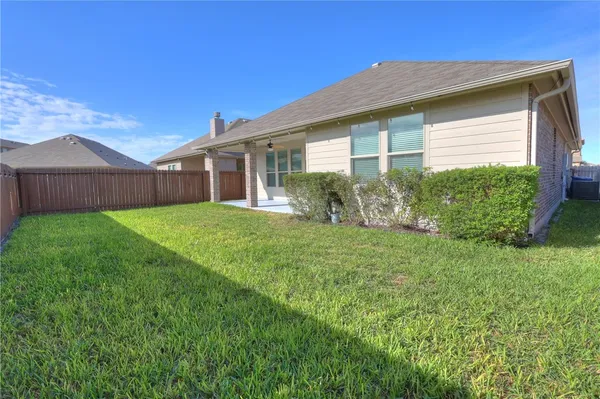 a view of front of a house with a yard