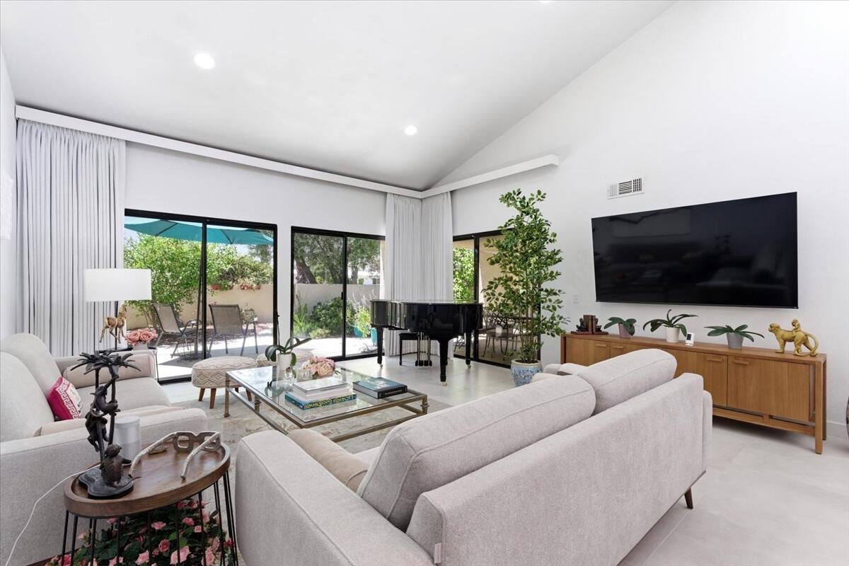 200 East Racquet Club Road, Unit 18 Palm Springs, CA 92262 - Photo 4 of 33 1-200 E Racquet Club Rd #18-7