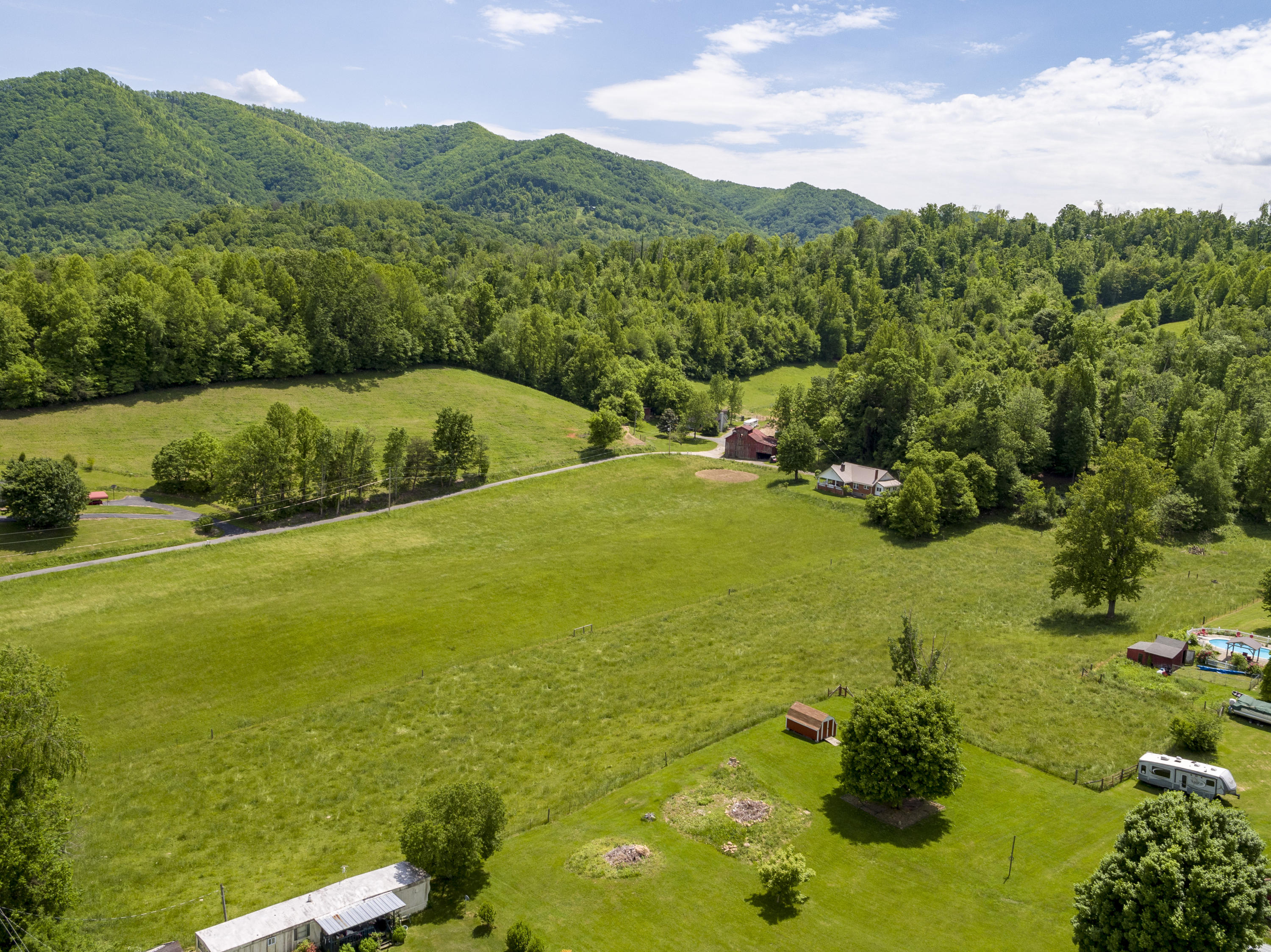 221 Clay Little Road Elizabethton, TN 37643 - Photo 3 of 14 Clay--8
