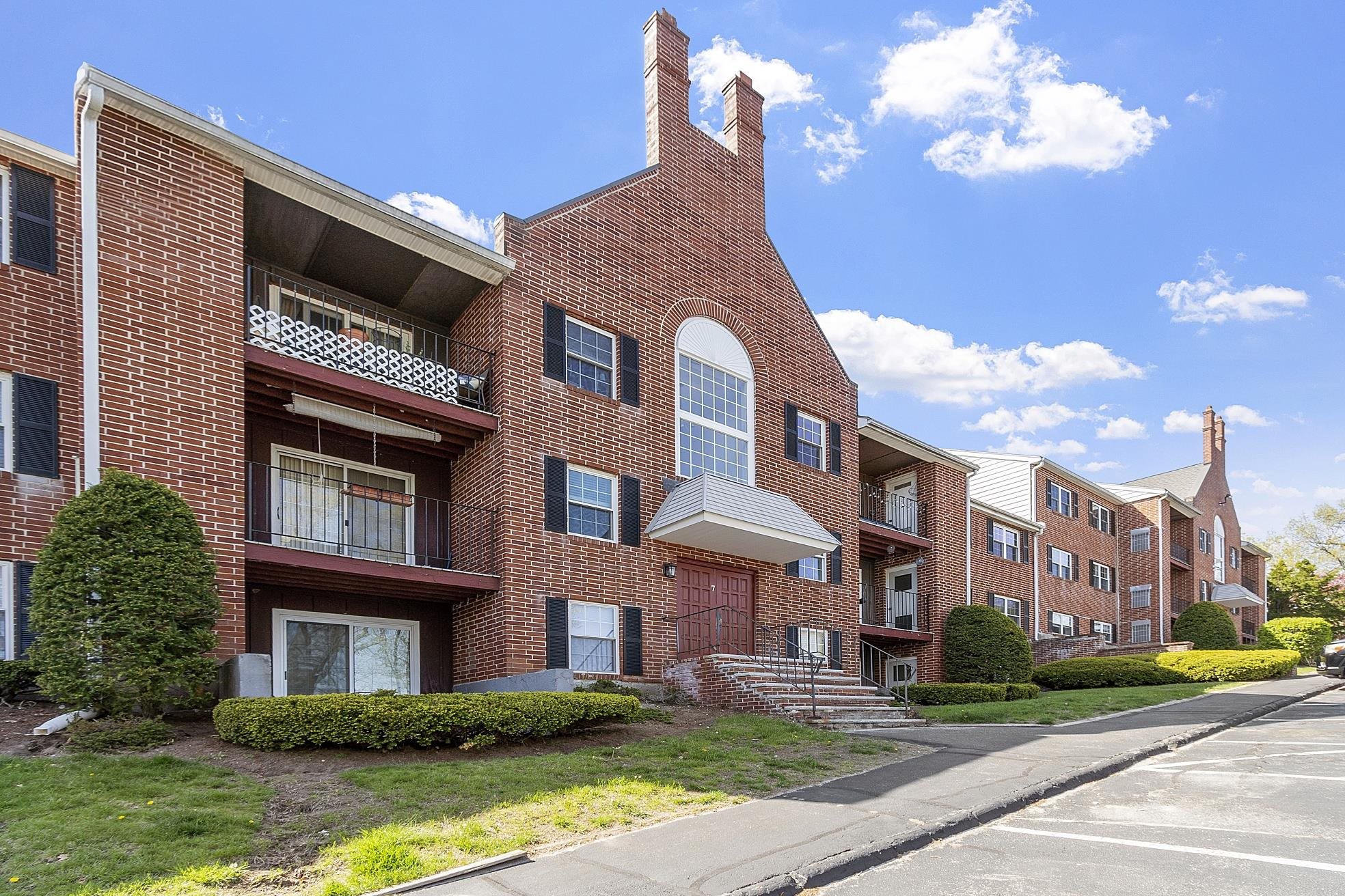 7 Louisburg Square, Unit 2 Nashua, NH 03060 - Photo 2 of 7