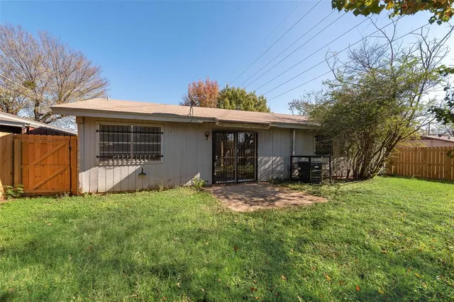 a view of a house with a yard and tree