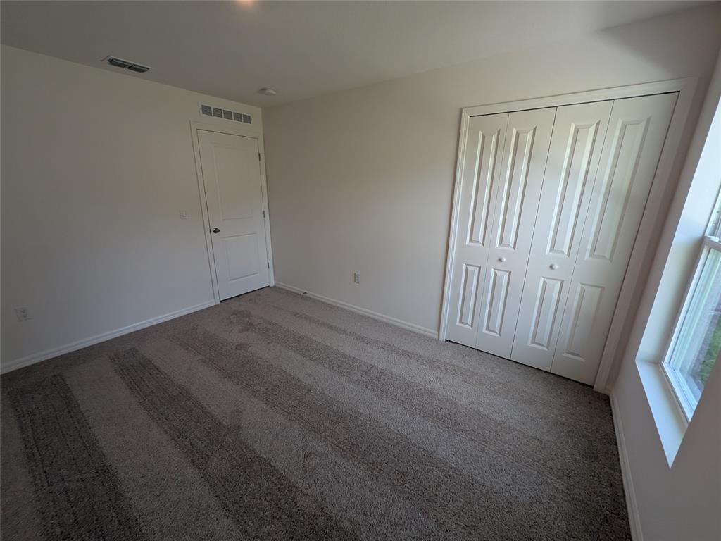 9065 107th Court Vero Beach, FL 32967 - Photo 19 of 40 an empty room with a window