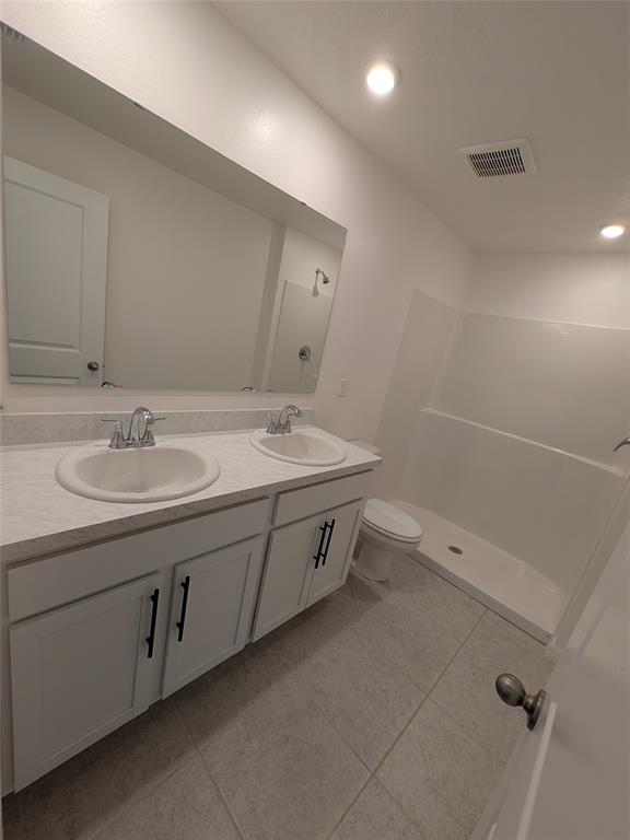 9065 107th Court Vero Beach, FL 32967 - Photo 27 of 40 a bathroom with a sink and a mirror