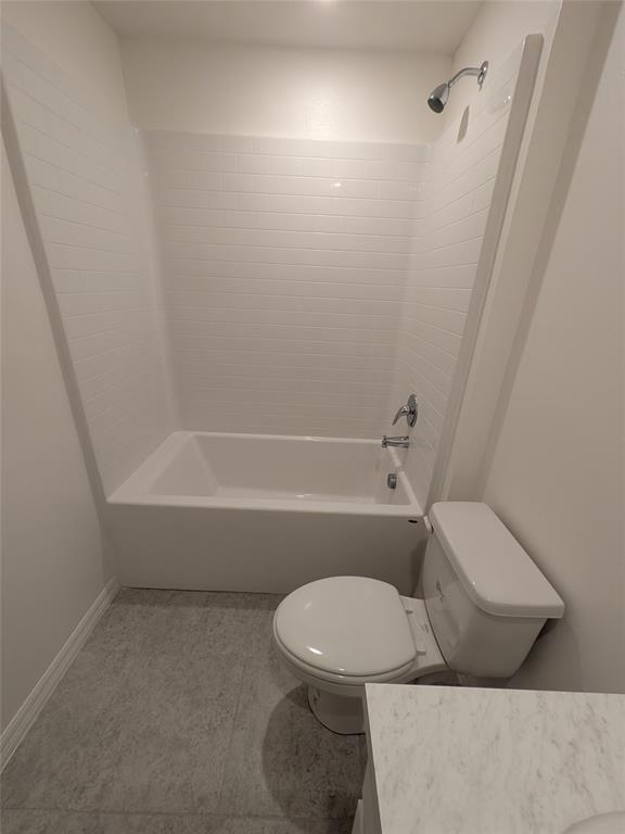 9065 107th Court Vero Beach, FL 32967 - Photo 33 of 40 a bathroom with a toilet and a bathtub