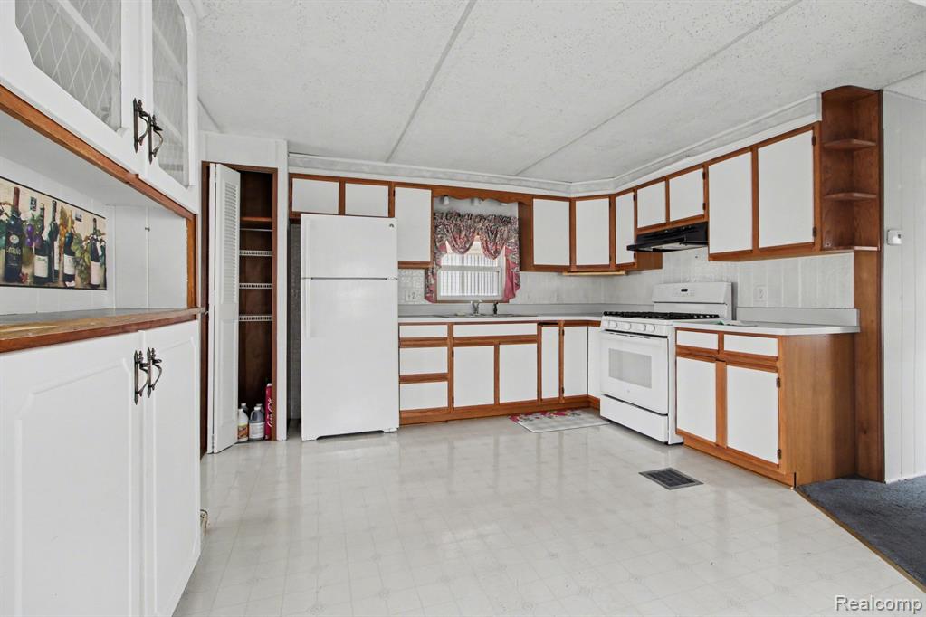 39500 Warren Road, Unit 87 Canton, MI 48187 - Photo 4 of 11