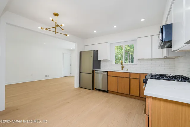 $829,999 | 28 Whittier Drive, Manalapan, NJ 07726