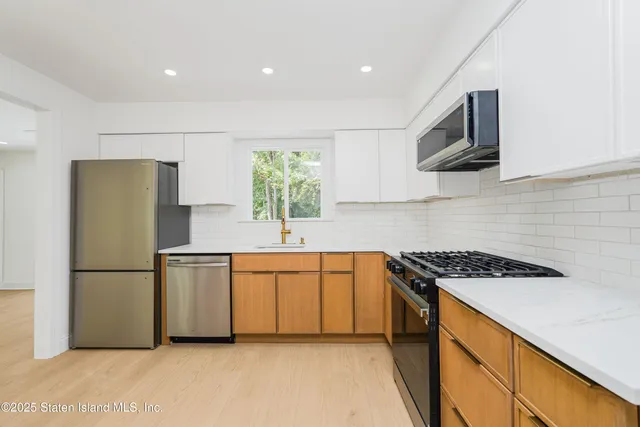 $829,999 | 28 Whittier Drive, Manalapan, NJ 07726