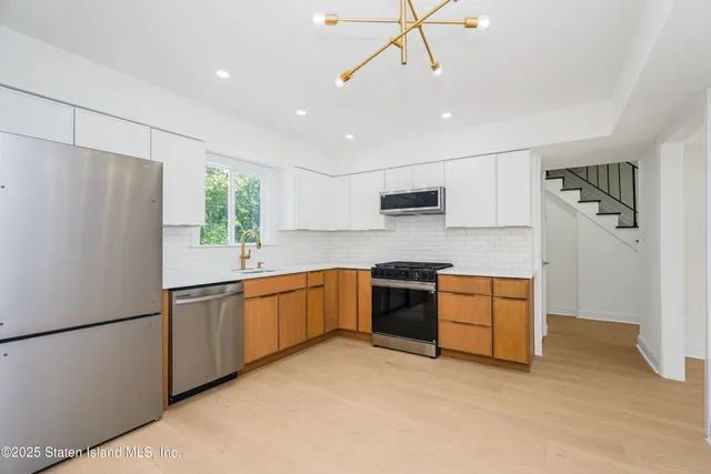 $829,999 | 28 Whittier Drive, Manalapan, NJ 07726