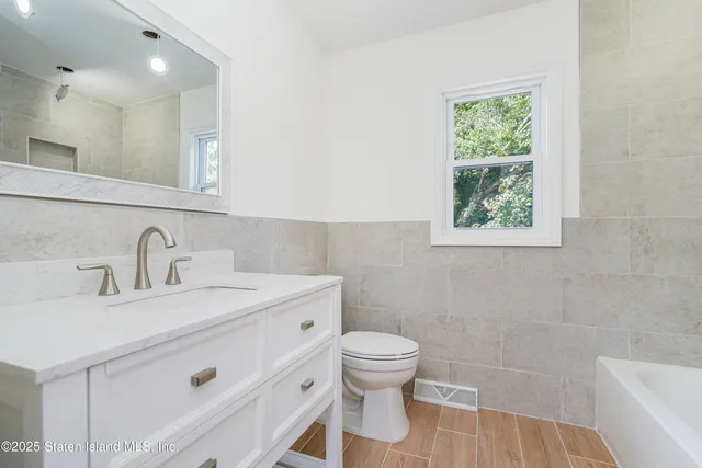 $829,999 | 28 Whittier Drive, Manalapan, NJ 07726