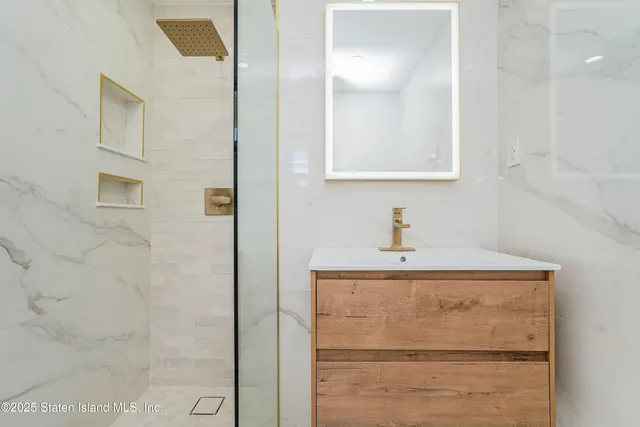 $829,999 | 28 Whittier Drive, Manalapan, NJ 07726