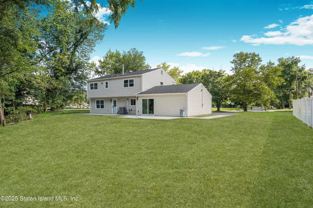 $829,999 | 28 Whittier Drive, Manalapan, NJ 07726