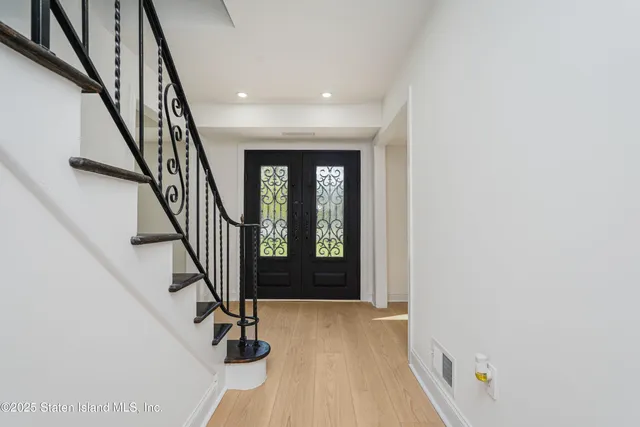 $829,999 | 28 Whittier Drive, Manalapan, NJ 07726