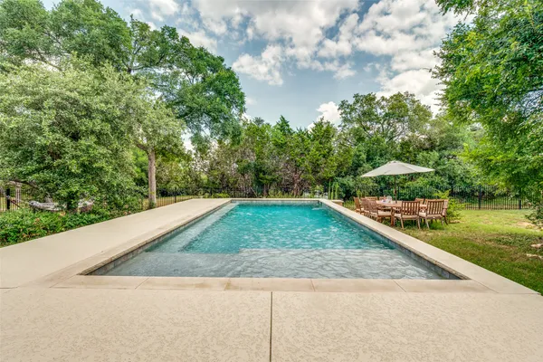 a view of a backyard
