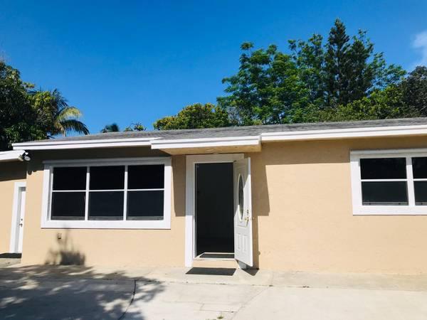 3384 Gulfstream Road Palm Springs, FL 33461 - Photo 2 of 12 15