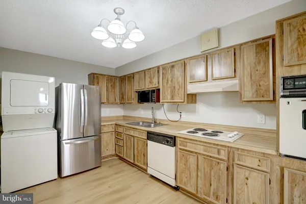 $2,350 | 5904 Mt Eagle Drive, Unit 812, Alexandria, VA 22303