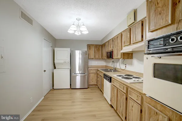 $2,350 | 5904 Mt Eagle Drive, Unit 812, Alexandria, VA 22303