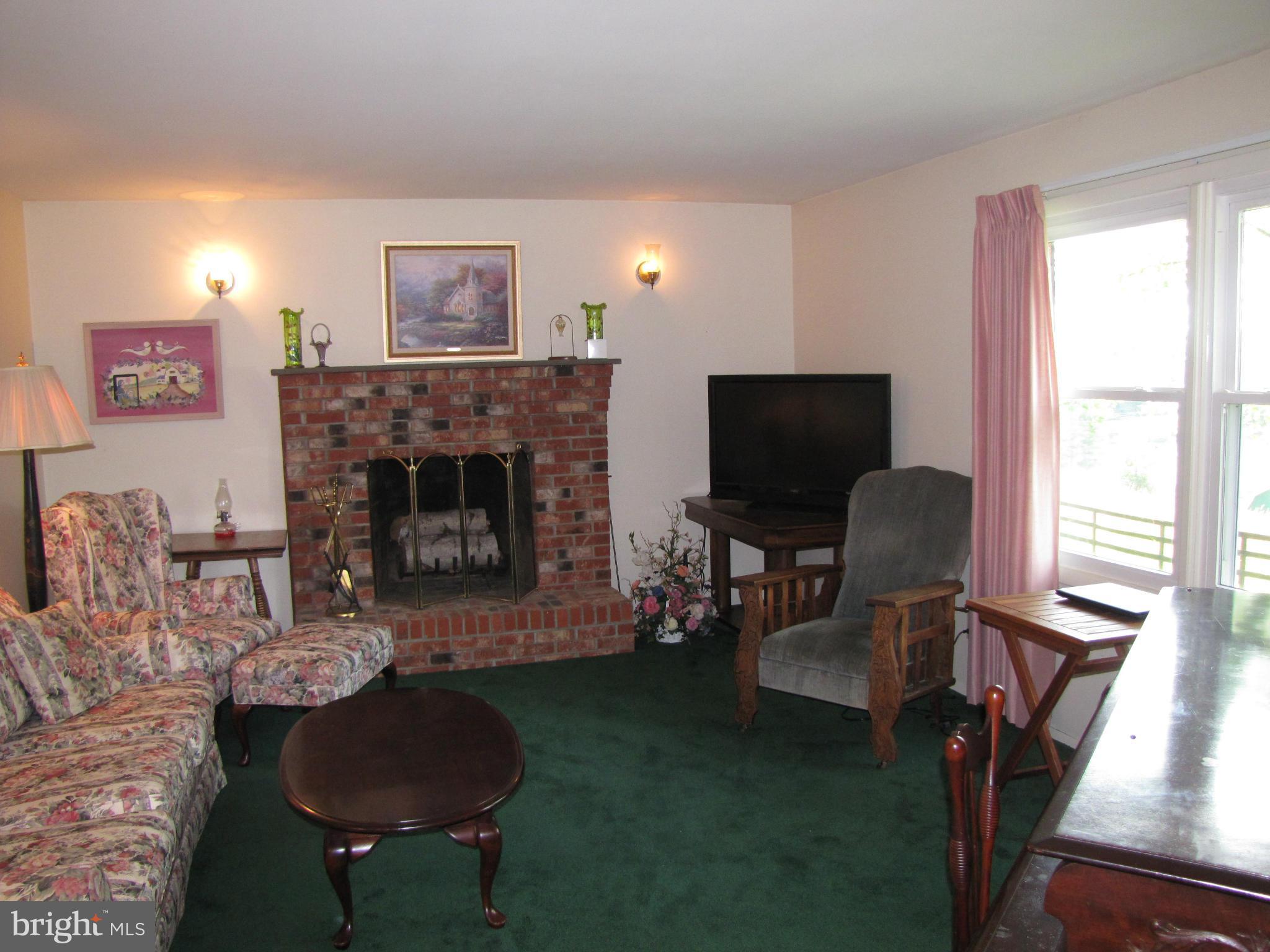 6033 Georgetown Road Broad Run, VA 20137 - Photo 6 of 30 Living Room