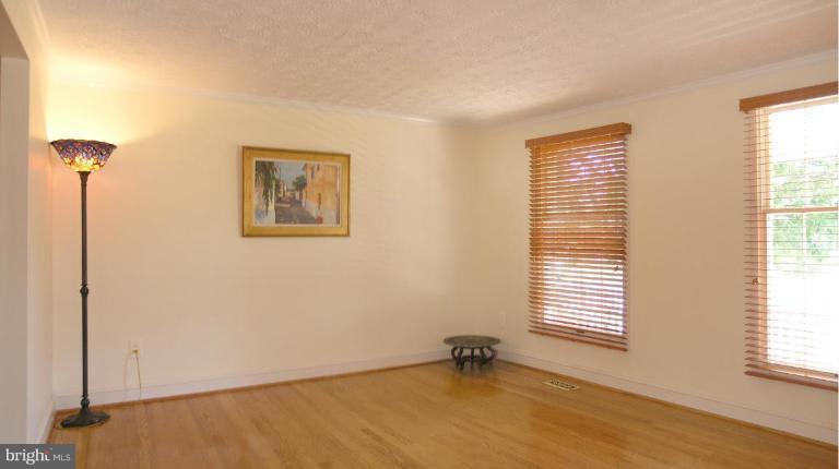 12611 Bayard Drive Reston, VA 20191 - Photo 9 of 30 Living Room