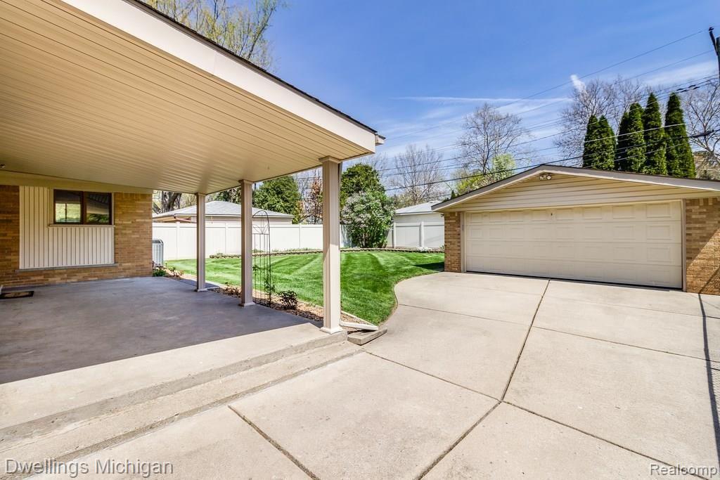 17148 Rougeway Street Livonia, MI 48152 - Photo 28 of 35 _MG_0196.jpg