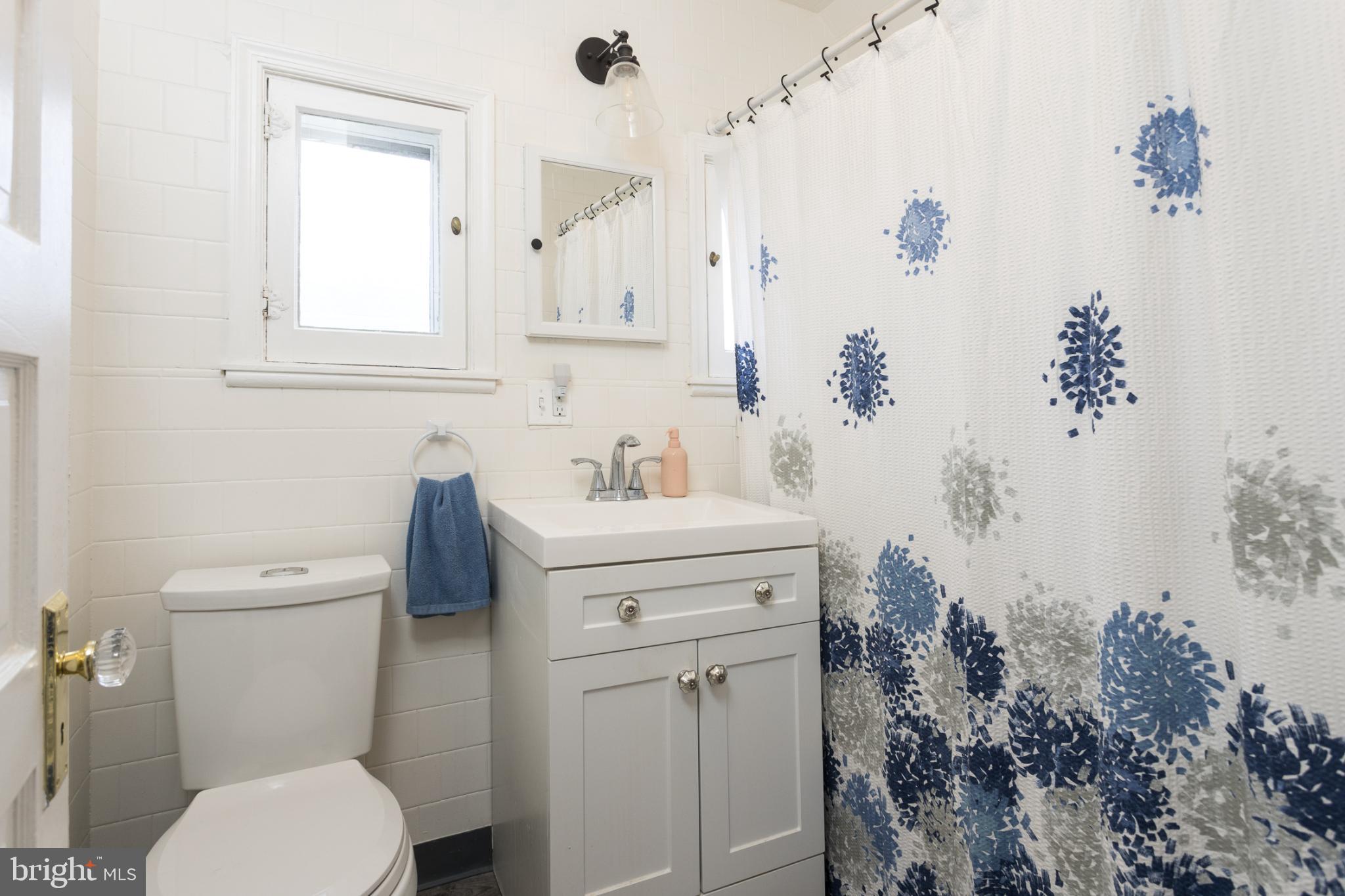 625 Dunkirk Road Baltimore, MD 21212 - Photo 25 of 39 Charming bathroom with coastal-inspired decor.