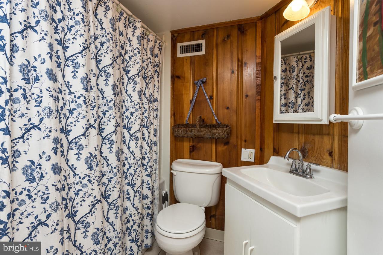 625 Dunkirk Road Baltimore, MD 21212 - Photo 27 of 39 Charming bathroom with rustic wood accents.