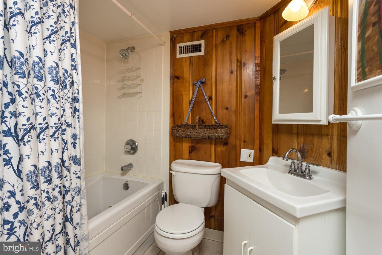 625 Dunkirk Road Baltimore, MD 21212 - Photo 28 of 39 Charming bathroom with rustic wood accents.