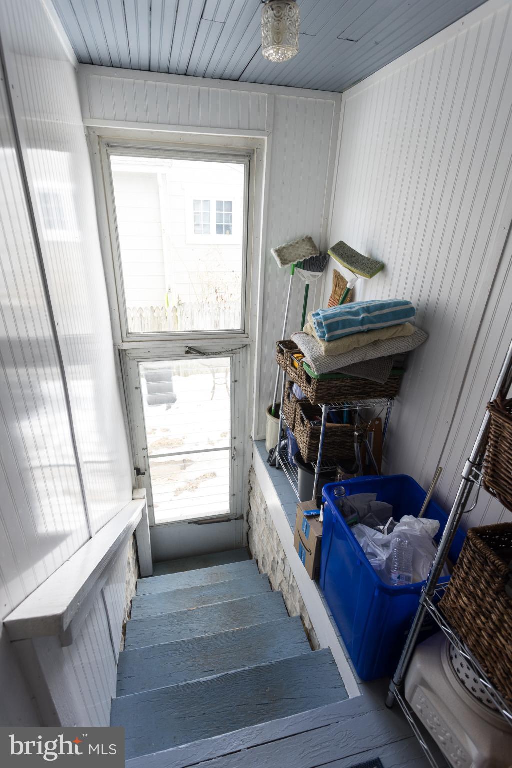 625 Dunkirk Road Baltimore, MD 21212 - Photo 32 of 39 Side door entrance leading to the kitchen.