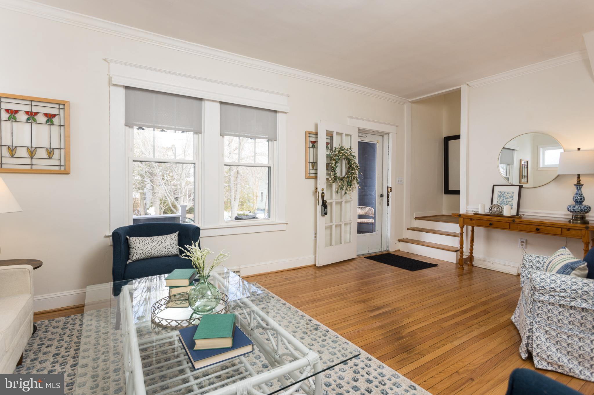 625 Dunkirk Road Baltimore, MD 21212 - Photo 7 of 39 Charming entryway with natural light.