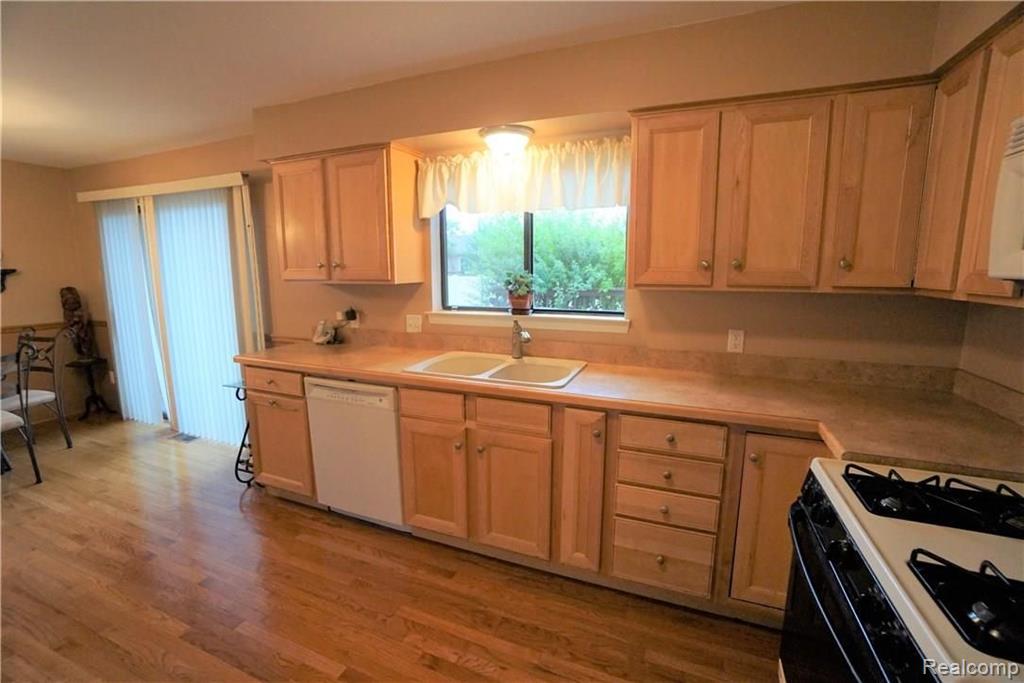 1098 Paddington Road Canton, MI 48187 - Photo 16 of 35