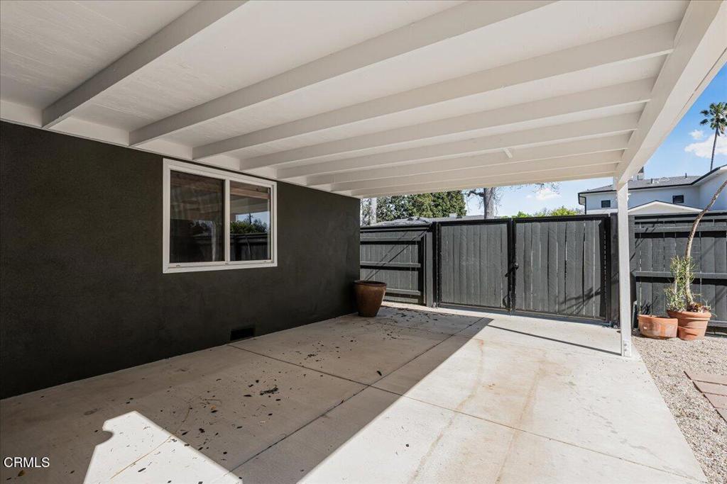 13902 Calvert Street Van Nuys, CA 91401 - Photo 32 of 33 a backyard of a house