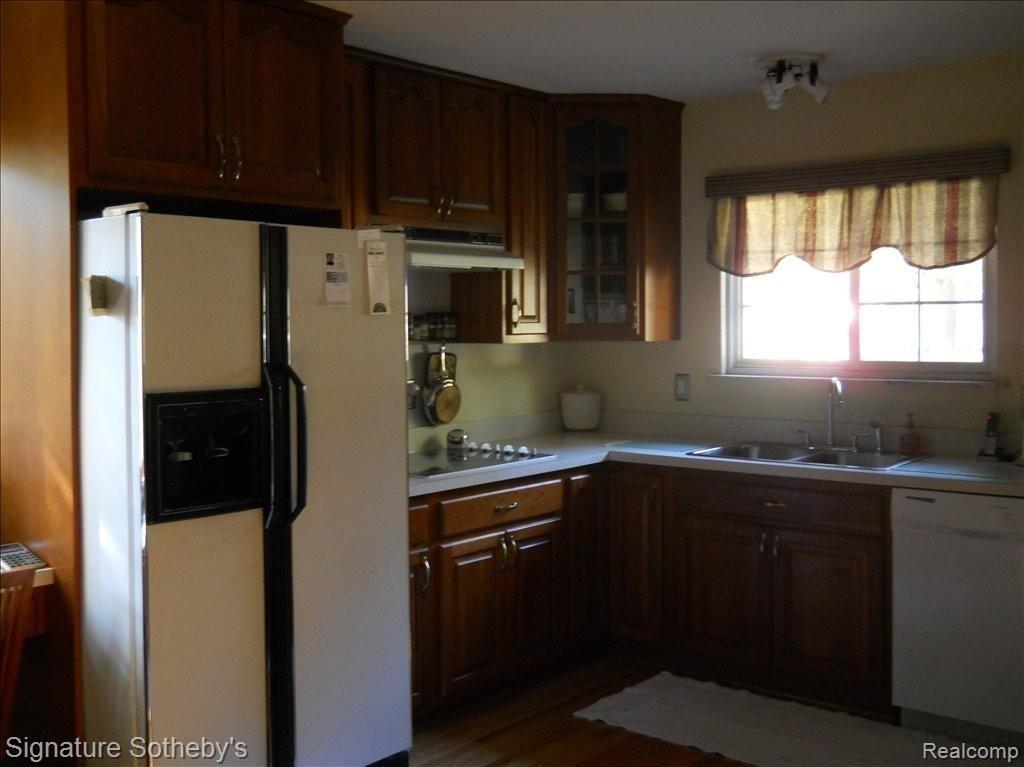 5155 Reymont Road Waterford, MI 48327 - Photo 3 of 19 Kitchen