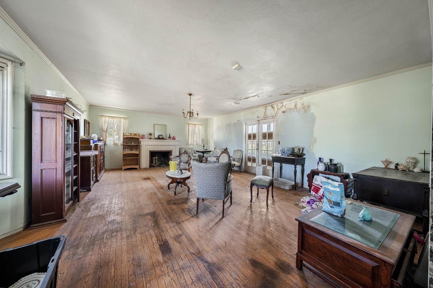 743 College City Road Arbuckle, CA 95912 - Photo 13 of 61 a living room with furniture and a fireplace