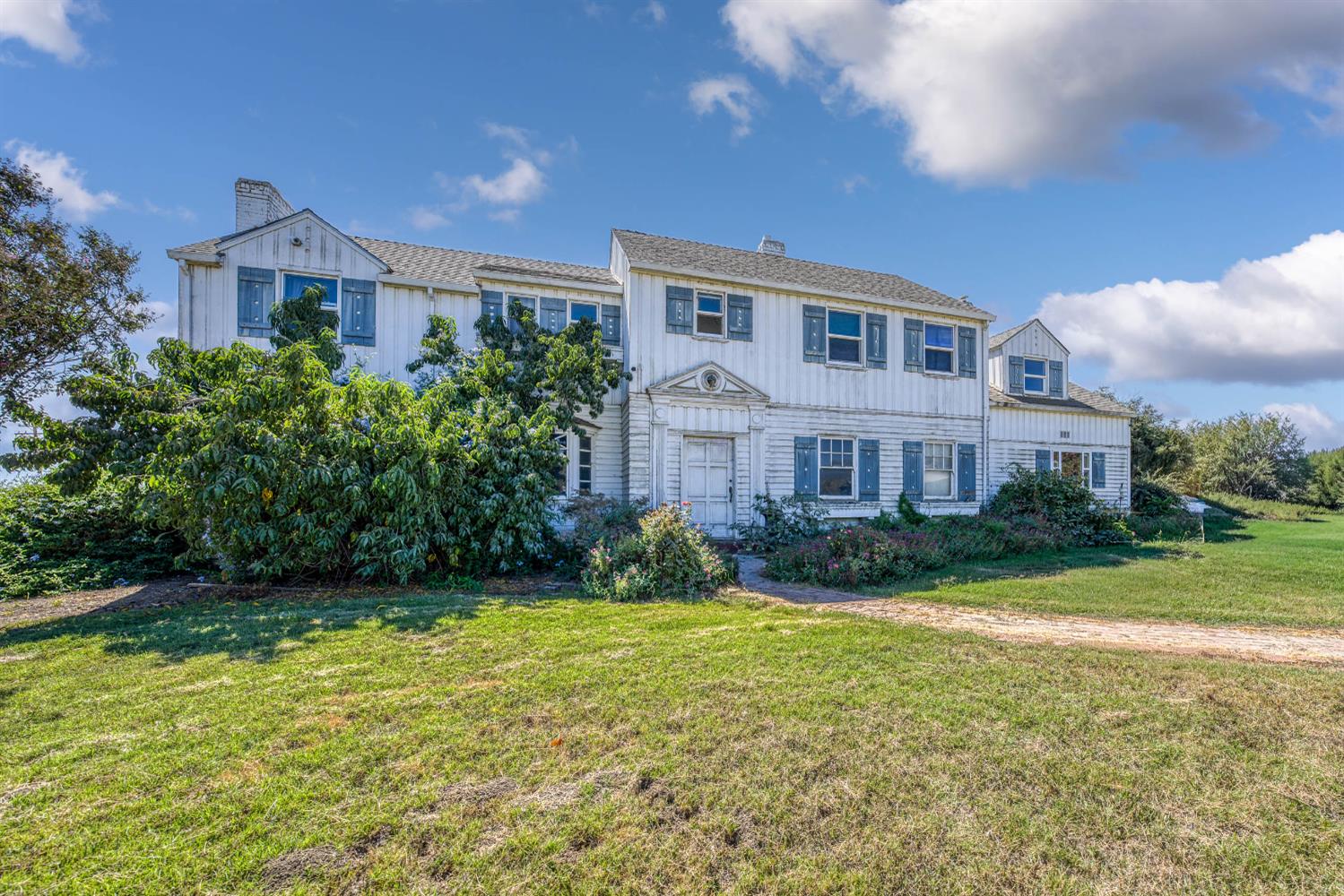 743 College City Road Arbuckle, CA 95912 - Photo 2 of 61 a front view of a house with a yard