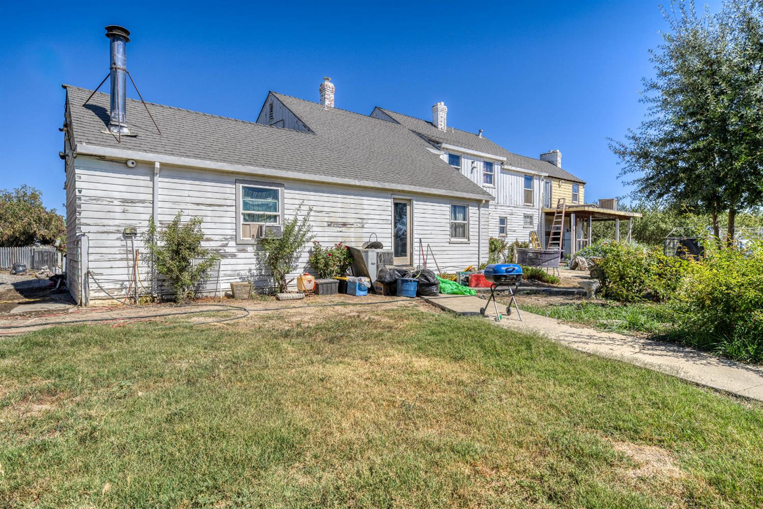743 College City Road Arbuckle, CA 95912 - Photo 4 of 61 a view of a house with backyard sitting area and garden