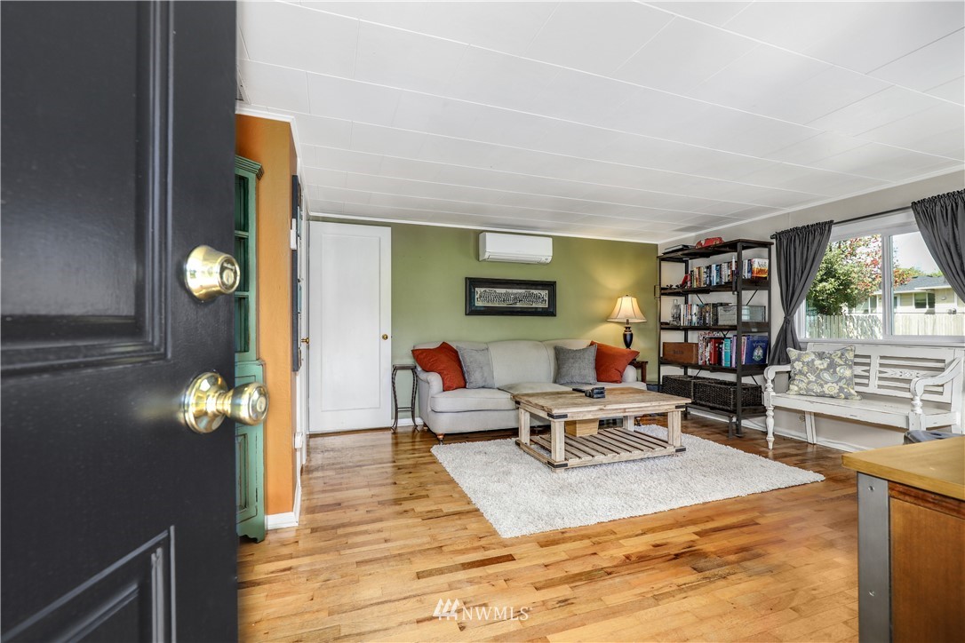 2139 Northeast 12th Street Renton, WA 98056 - Photo 2 of 11