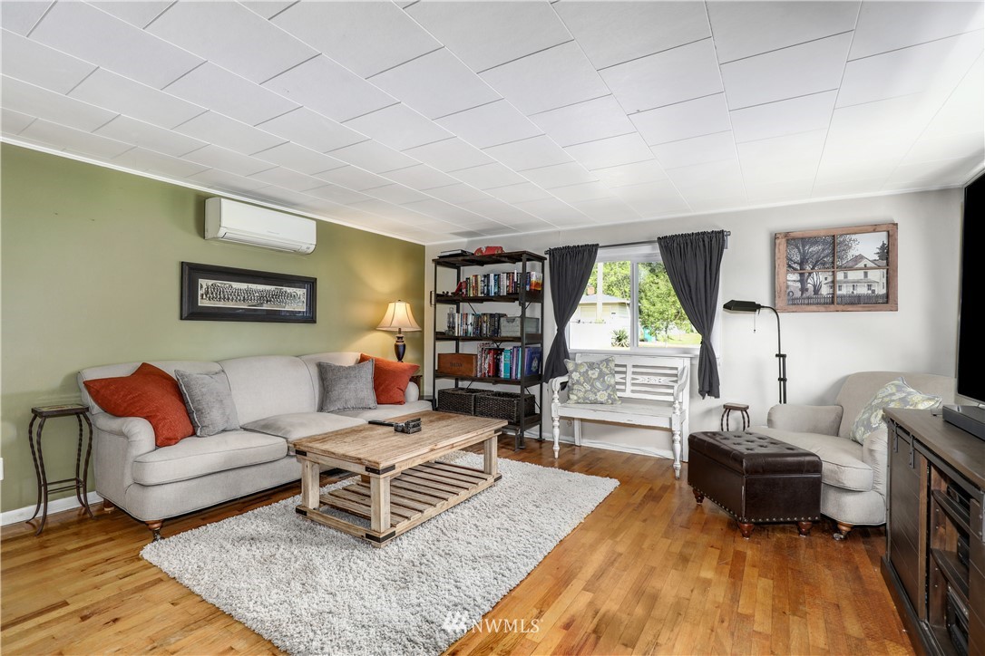 2139 Northeast 12th Street Renton, WA 98056 - Photo 3 of 11