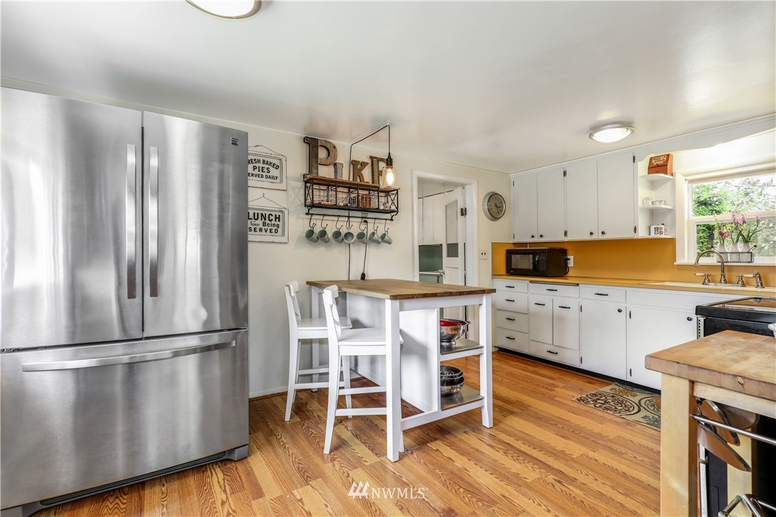 2139 Northeast 12th Street Renton, WA 98056 - Photo 4 of 11