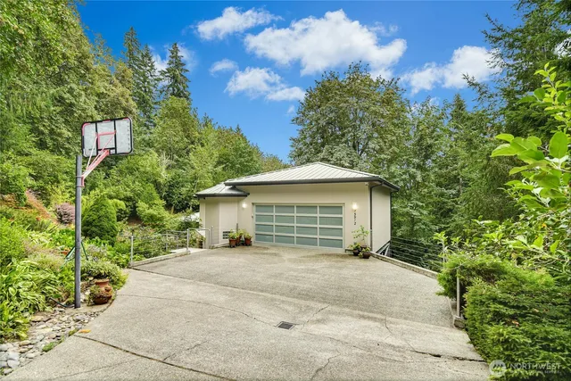$1,400,000 | 15912 252nd Avenue Southeast, Issaquah, WA 98027