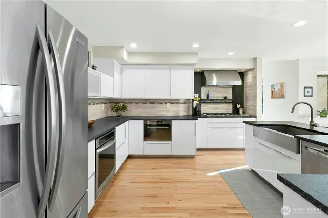 $1,400,000 | 15912 252nd Avenue Southeast, Issaquah, WA 98027