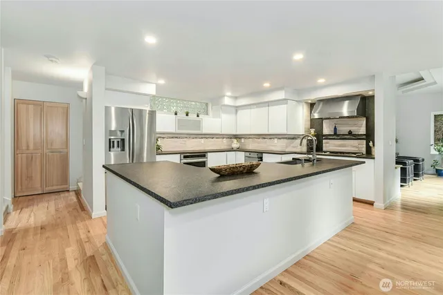 $1,400,000 | 15912 252nd Avenue Southeast, Issaquah, WA 98027