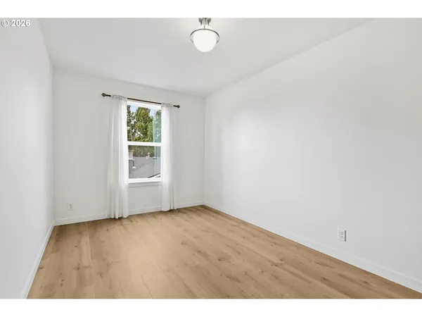 $368,500 | 5592 Burnett Avenue, Unit B, Eugene, OR 97402